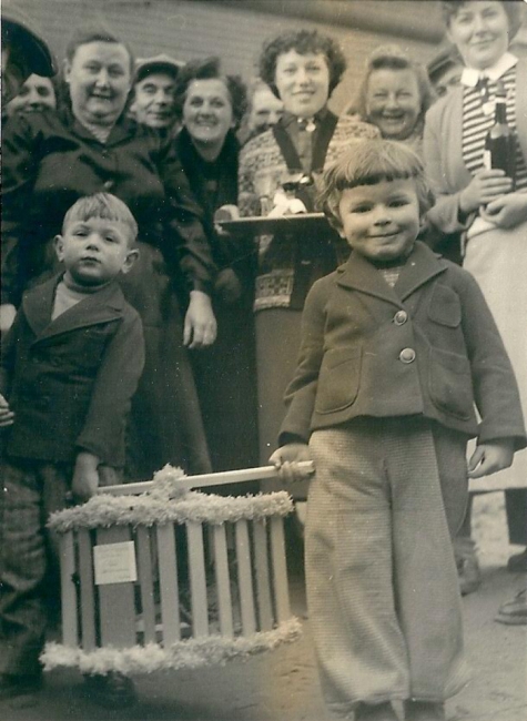 Overhandigen geschenk, diamanten huwelijksfeest, Sint-Lievens-Houtem, 1955