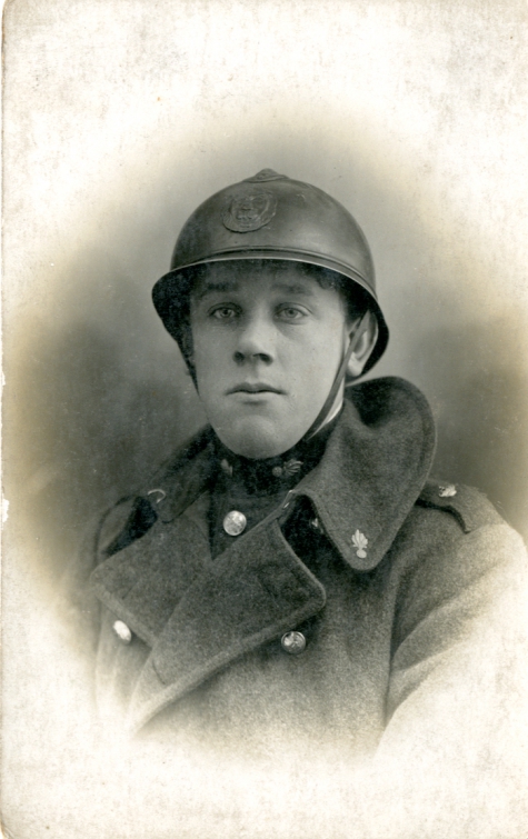 Portret van een soldaat met helm tijdens Eerste Wereldoorlog, details onbekend