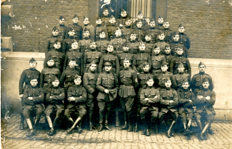 Groep soldaten tijdens Eerste Wereldoorlog, details onbekend