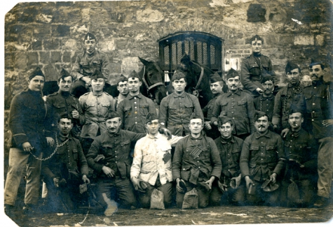 Groep soldaten (?) tijdens Eerste Wereldoorlog, details onbekend