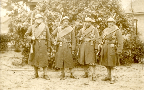 Groepje van vier soldaten, Eerste Wereldoorlog, details onbekend