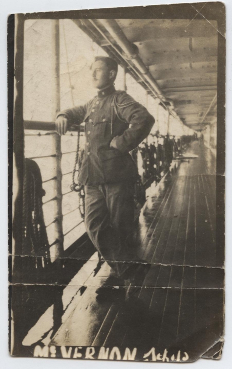 Robert De Kerpel op het dek van de boot naar Amerika, 1919