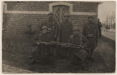 Achiel Haegeman tussen andere soldaten, WO I, 1914-1918