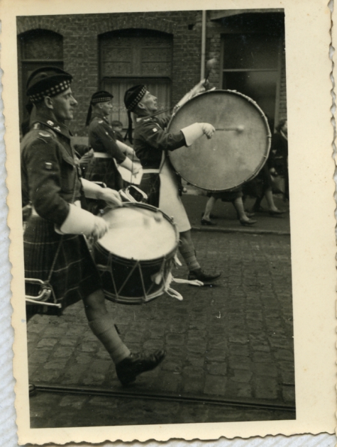 Trommels in bevrijdingsstoet, Sint-Lievens-Houtem, 1940-1945