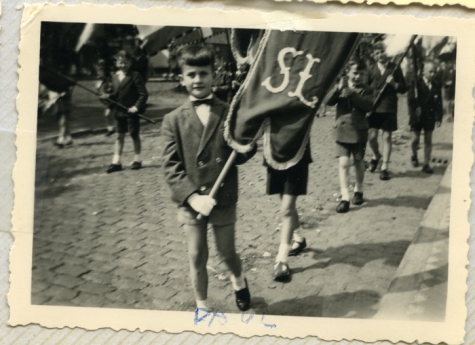 Schooljongens met vaandel in processie, Sint-Lievens-Houtem, 1956-1962