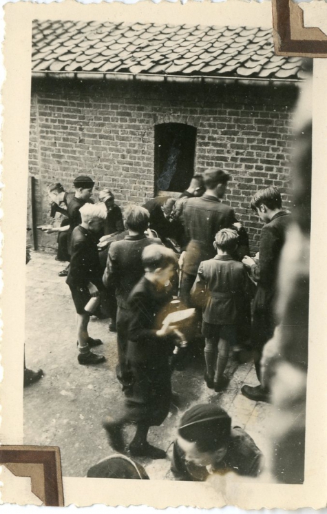 Chiro Melle, aanschuiven voor de lunch op kamp, Bonheiden, 1945