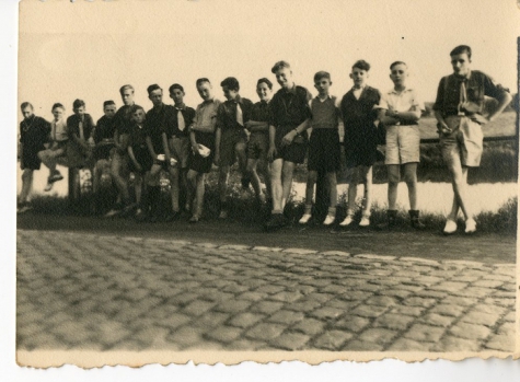 Chiro Melle, groepsfoto langs de weg, 1943- 1947