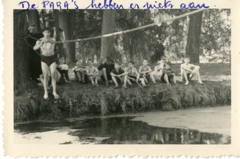 Chiro Melle steekt beek over, Egenhoven, 1950