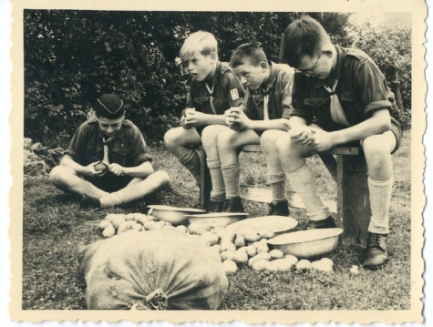 Aardappelen schillen op kamp chiro Melle, Herentals, 1954