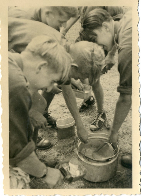 Afwassen op chirokamp, Neerpelt, 1955
