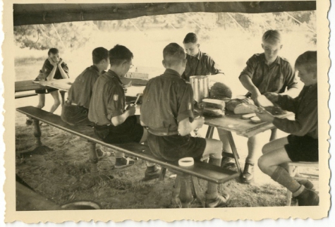 Boterhammen smeren op chirokamp, Neerpelt, 1955