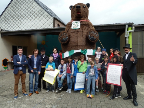 Klasfoto derde en vierde leerjaar Sint-Jozefschool met reuzenbeer Maarten, Vlierzele, 2014