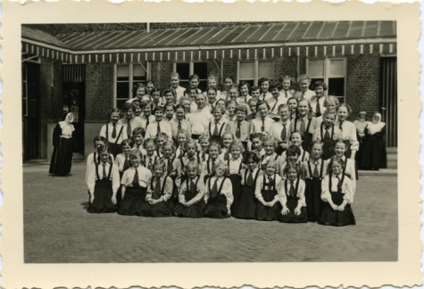 Klasfoto bij het vertrek van pater De Landsheer, Sint-Lievens-Houtem, 1945