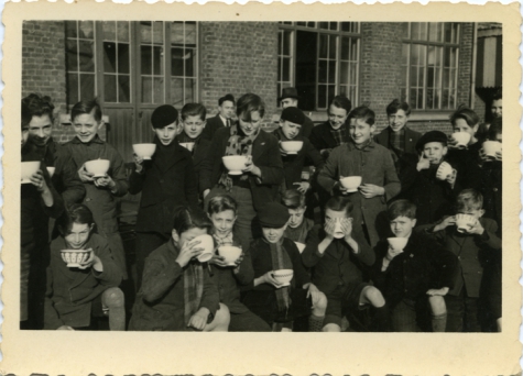 Soepbedeling Winterhulp jongensschool, Sint-Lievens-Houtem, 1943