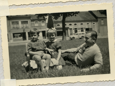 Martine met broer en vader op marktplein, Sint-Lievens-Houtem, 1954-1955