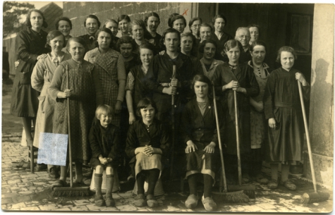 Schoonmaakbeurt voor kerk, Sint-Lievens-Houtem, 1937