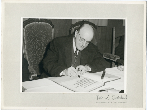 Minister Theo Lefevre tekent Gulden Boek, Oosterzele, 1965