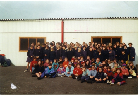 Groepsfoto chiro Geertrui voor de oude lokalen, Melle, 1996-1997