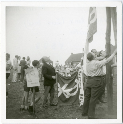 Hijsen van de vlag van chiro Geertrui, 1960-1970, Louise-Marie