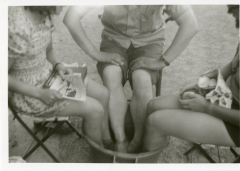 Leden chiro Geertrui nemen een voetbad, 1975-1979