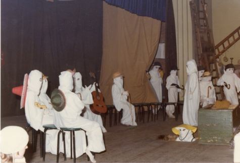 Toneel op groepsfeest chiro Geertrui, Melle, 1975-1979