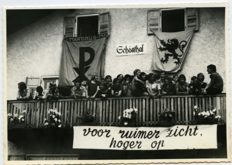 Groepsfoto op buitenlandse reis, Tirol, 1973