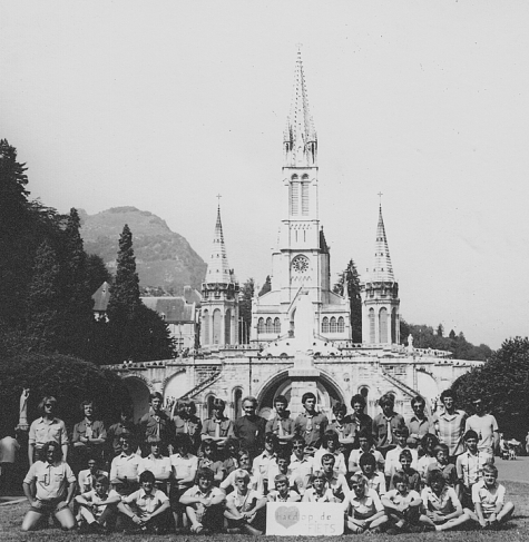 Groepsfoto chiro Melle voor basiliek, Lourdes, Frankrijk, 1979