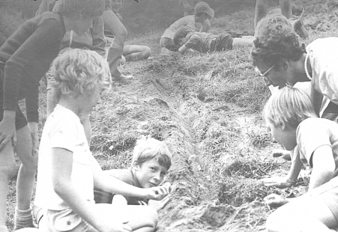 Knikkeren op chirokamp, Guirsch, 1975