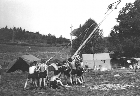 De mast van chiro Melle op kamp, Manderfeld, 1973