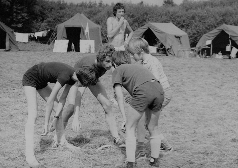 Chiro Melle speelt tikkertje op kamp, Molenbeersel, 1976