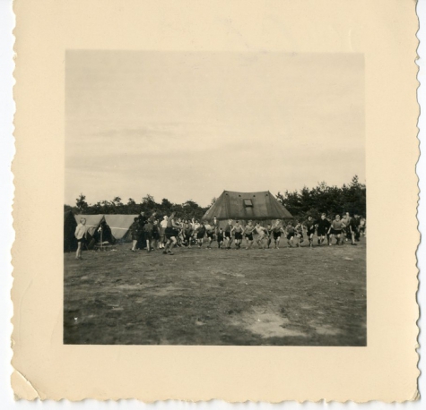 Leden chiro Melle spelen 'Dikke Bertha', jaren 1950