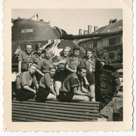 Chiro Melle rust uit tijdens fietstocht, Bastogne, jaren 1950