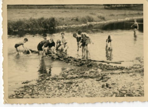 Chiro Melle bouwt dam tijdens fietstocht, Duitsland, 1954