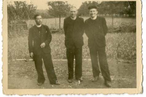 Nieuwe outfit voor de pastoors op chirokamp, 1953