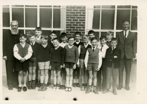Klasfoto gemeenteschool met meester Antoine Heyerick, Landskouter, 1965 