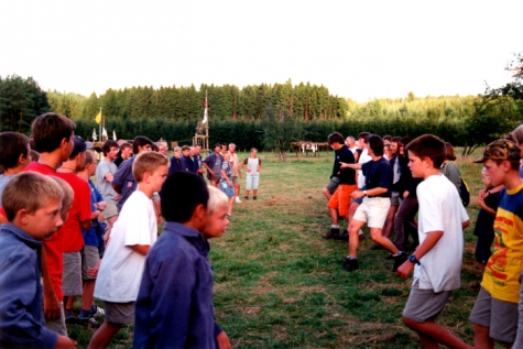 Animatie en dans tijdens de bezoekdag op kamp te Opont, 1999.