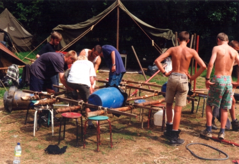 Een vlot bouwen, Vresse, 2000.