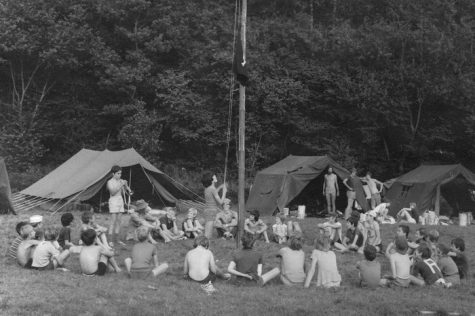 Hijsen van vlag op kamp chiro Melle, Willerzie, 1974