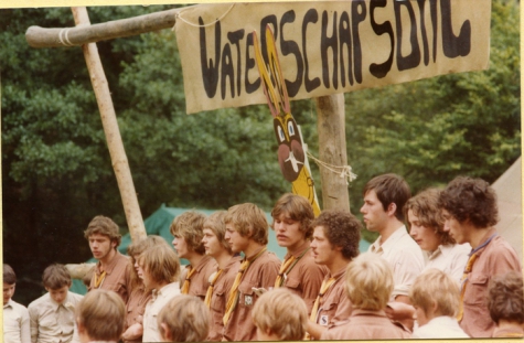 Leiding op openingsformatie kamp, Brisy, 1977