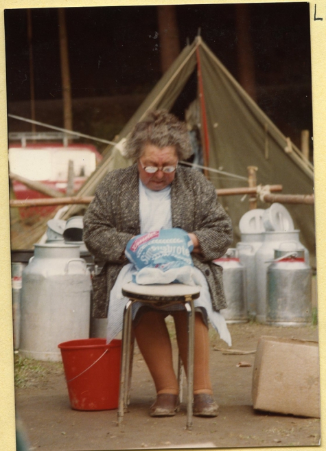 Kookmoeder Bertje op chirokamp, Brisy, 1977