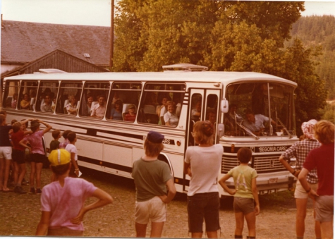 Ouders chiroleden komen aan per bus, Manderfeld, 1973