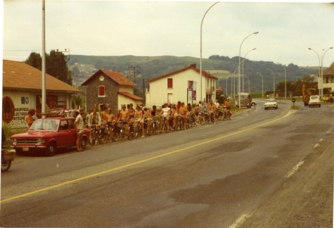 Chiro Melle rijdt in colonne Lourdes binnen, 1975