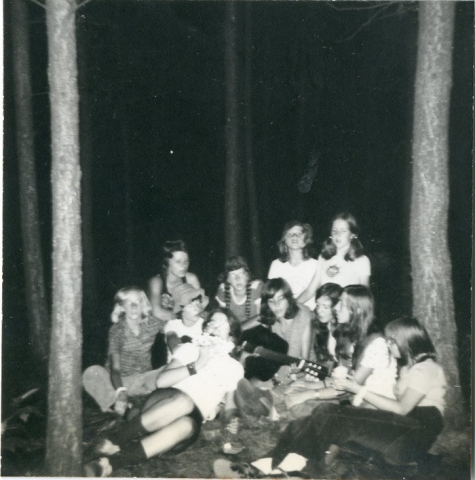 Zangstonde in het bos chiro Geertrui, Grote Brogel, 1975