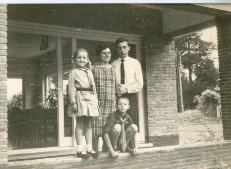 Familie Van Ooteghem met chirouniform, Melle, 1972