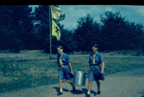 Eten op bezoekdag kamp chiromeisjes, Goeferdinge, 1965