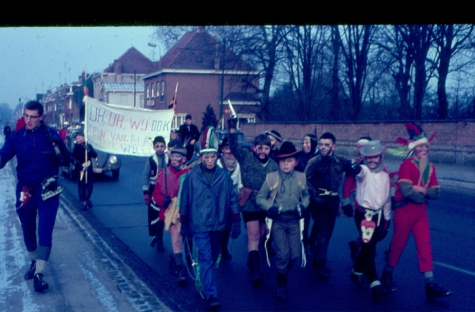 Verklede chirojongens in driekoningenstoet, Melle, 1966