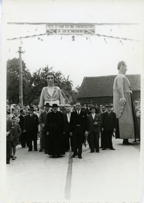 Eerste betonweg Kattestraat, stoet, Landskouter, 1956