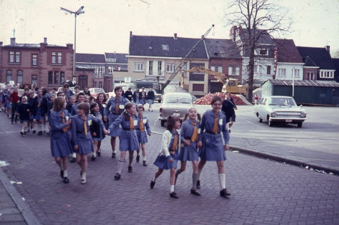 Chiro Melle Geertrui. Na het spel in de Wezenstraat terug naar de Kloosterstraat in Melle. 1966.