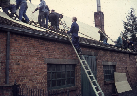Chiro Melle Geertrui. Vernieuwing dak van het huidige lokaal Schorpioen in de Lindestraat in Melle door het oudercomité. Vermoedelijk in 1971.