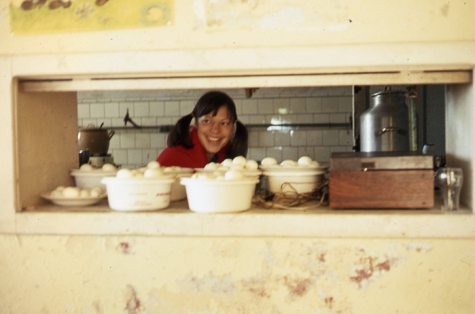 Chiro Melle Geertrui . Een pannenkoekenkraam bij het openingsfeest van de nieuwe lokalen in Lindestraat in Melle. 1972 of 1973. 